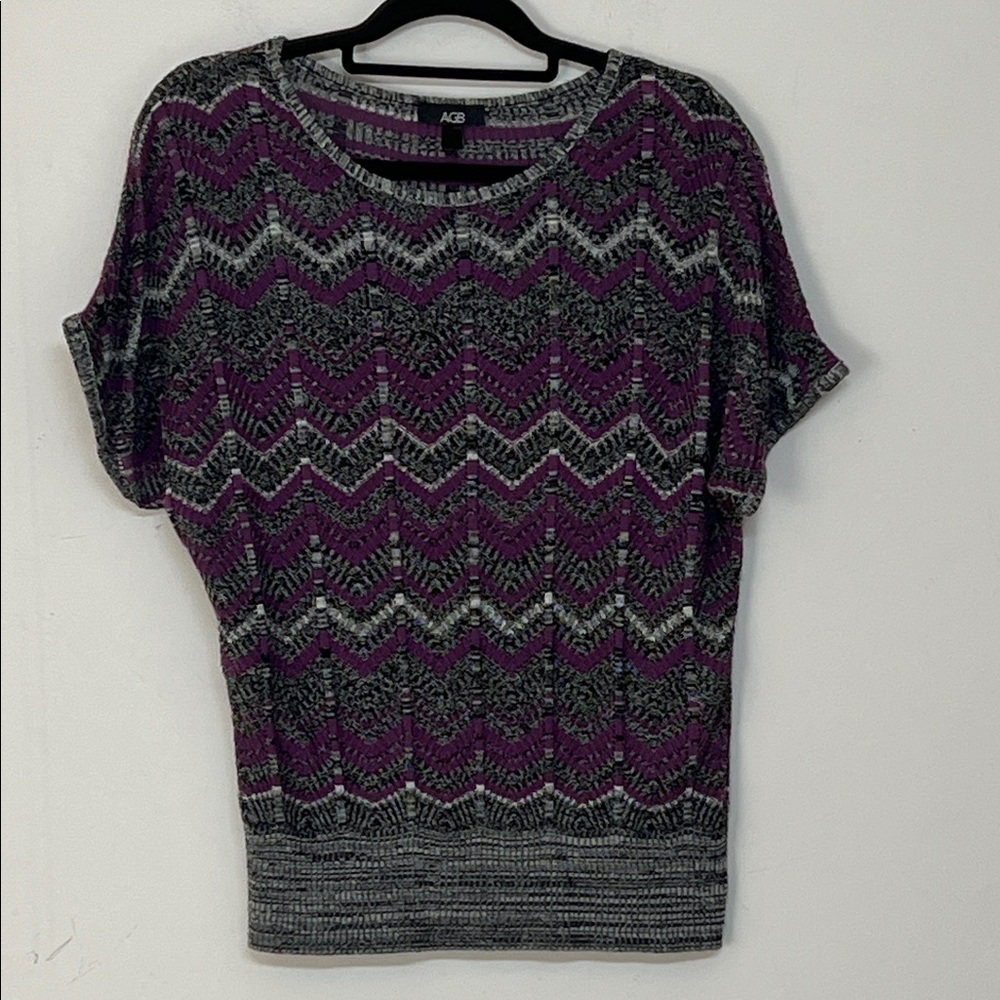 🌞 AGB short sleeve purple & black hue chevron zig zag design sweater women M